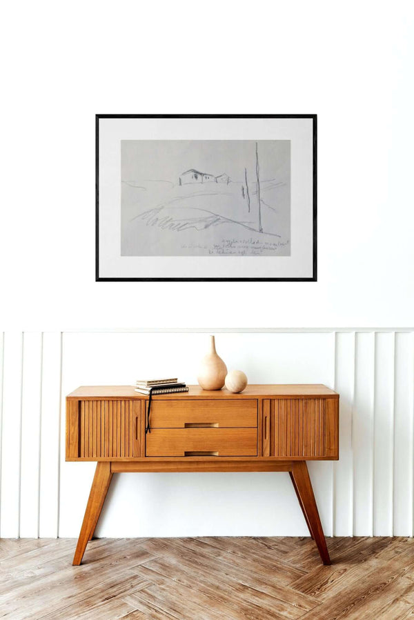 Diradarsi dei pali - Disegno originale di una casa su una collina con pali in prospettiva.