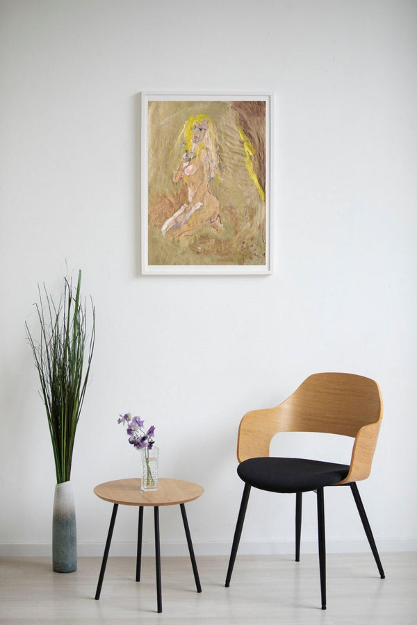 Donna e poesia - mmagine di una donna nuda seduta, circondata da elementi naturali in un contesto artistico