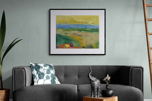 Due presenze nel paesaggio - Un paesaggio  con cielo giallo, in primo piano si vedono una mela e un limone, appeso sopra un divano.