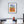 Foglie color cuoio - Quadro di una casa e fiori, che utilizza un collage per raccontare una storia visiva complessa e stratificata.