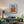 Foglie color cuoio - Opera d'arte ambientata in salotto con arredamento contemporaneo.