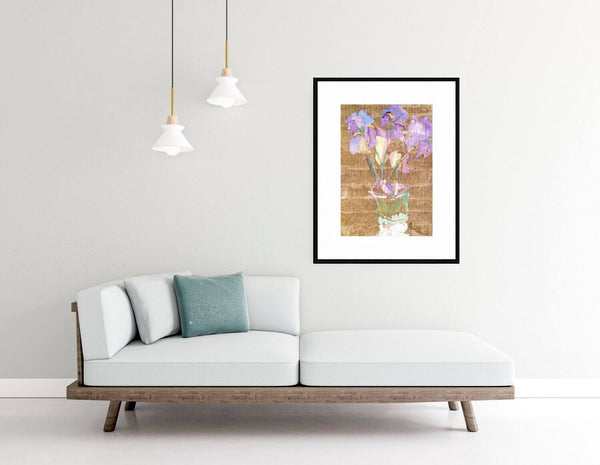 Frammenti di primavera -  Dipinto originale di un vaso con fiori viola, evidenziando la loro bellezza e delicatezza.