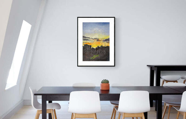 I colori della sera - Un'immagine artistica di un tramonto su una città, con sfumature di rosso e giallo che si riflettono sugli edifici, esposto in uficio.