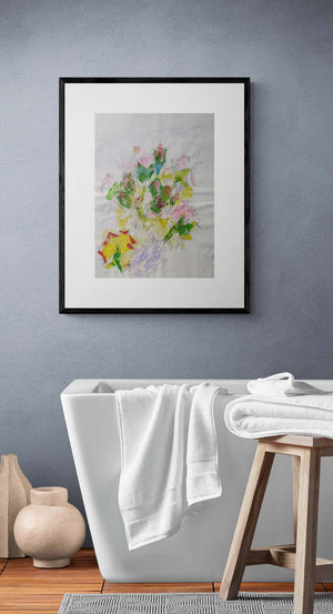 Collage di un bouquet di fiori su carta, intitolato "I petali delle rose", esposto in bagno.