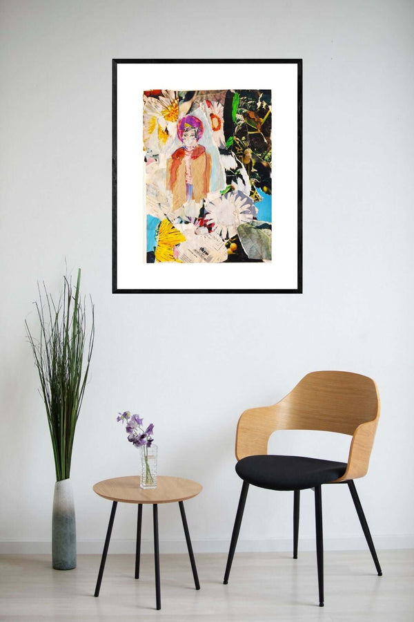 Il girasole - Collage di fiori e donna con cappello, che genera una tensione intrigante tra i diversi elementi visivi.