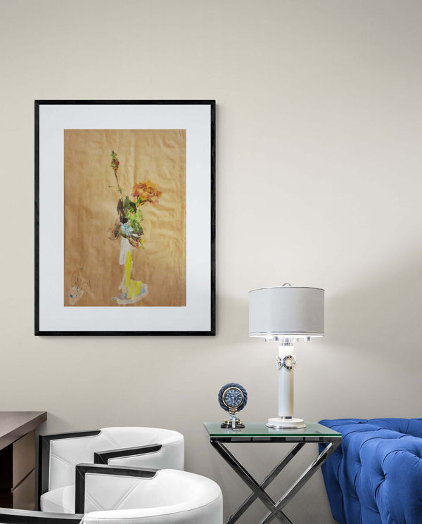 Il passato di una rosa -  Dipinto originale di un vaso con fiori su un supporto di carta gialla.