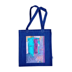 In attesa - Borsa tote blu decorata con un'immagine di una porta, perfetta per un look casual.