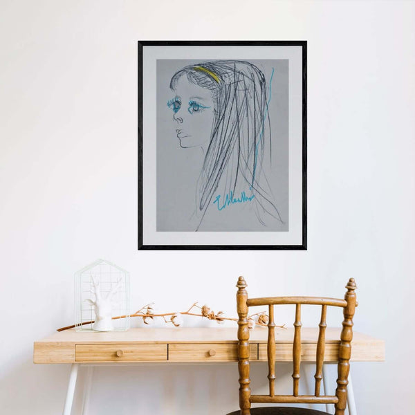 La fascetta gialla -  Illustrazione di una donna con capelli lunghi e un headband giallo.