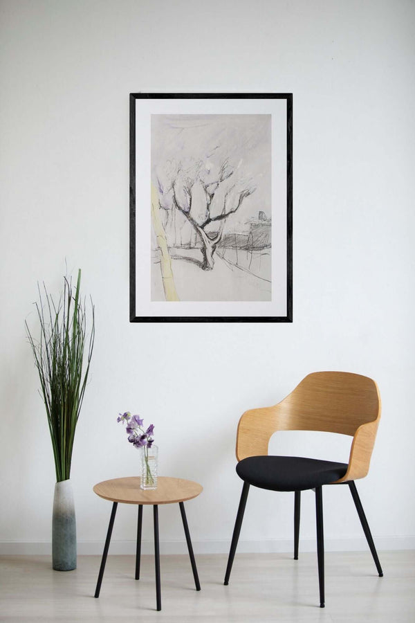 Più che un disegno - Disegno di un albero spoglio e un altro giallo e una recinzione sullo sfondo.