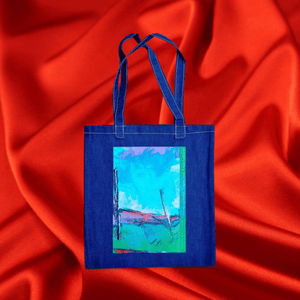 Raggiro prospettico - Borsa blu con un dipinto di colline verdi in prospettiva.