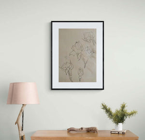Rose nel tempo - Disegno di tre rose su carta, evidenziando la loro bellezza naturale.