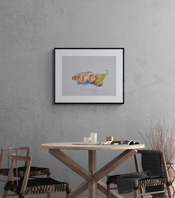 Stare insieme - Disegno di una pera matura e un croissant, evidenziando le loro forme e texture.
