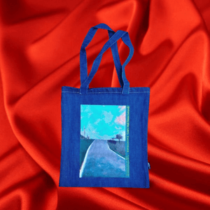 Verso il cielo - Borsa a spalla blu decorata con un'immagine di una strada, un tocco artistico per il tuo stile.
