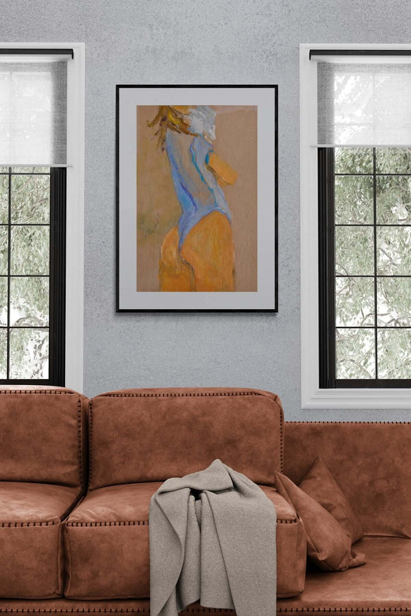 Vestita d'azzurro - Dipinto esposto in soggiorno moderno per mostrare l'effetto decorativo.
